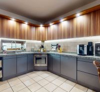 Na predaj Rodinný dom -rezort - Banská Bystrica 4500m2 - Kuchyňa v rodinnom dome s tmavými skrinkami, kávovarom a rohovým umývadlom.