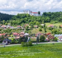 Na predaj Rodinný dom -rezort - Banská Bystrica 4500m2 - Pohľad na rodinné domy na ulici Pod zámkom v Slovenskej Ľupči so zámkom.