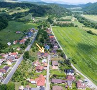 Na predaj Rodinný dom -rezort - Banská Bystrica 4500m2 - Letecký pohľad na rodinné domy v meste Slovenská Ľupča na ulici Pod zámkom.