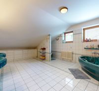 Na predaj Rodinný dom -rezort - Banská Bystrica 4500m2 - Priestranná kúpeľňa v rodinnom dome s vaňou, umývadlami a oknami s keramickým obkladom.