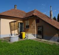 Rodinný dom Méra, Maďarsko - Rodinný dom v Mére so šikmou strechou, schodmi a žltým odpadkovým košom.