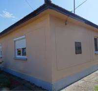 Rodinný dom Méra, Maďarsko - Rodinný dom v Mére s béžovou fasádou, má tri okná a šindľovú strechu.