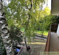 Rodinný domček na kopci vo vinárskej obci Veľký Kýr - Balkón rodinného domu obklopený zeleňou, stromami a záhradou poskytuje pokojný výhľad.
