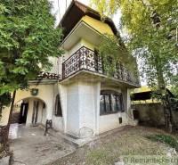 Rodinný domček na kopci vo vinárskej obci Veľký Kýr - Rodinný dom so staršou architektúrou, obklopený zeleňou, s balkónom a drevenými detailmi.