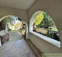 Rodinný domček na kopci vo vinárskej obci Veľký Kýr - Klenutá veranda ponúka výhľad do záhrady, ideálna pre rodinný dom.