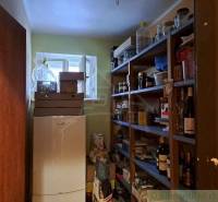 Rodinný dom, vhodný aj na podnikanie v Dolných Vesteniciach neďaleko P - Špajza v rodinnom dome plná konzerv, nápojov a boxov, s oknom a chladničkou.