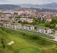 Rezidencia Karpatská (C.3E), 2i byt 60 m2 s loggiou 6 m2, TN - Výhľad z Karpatskej ulice v Trenčíne na obytné domy s golfovým ihriskom.