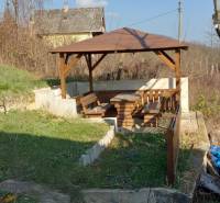 Predám vinicu s chatkou v Šahách – ideálne miesto pre oddych! - Drevená pergola s lavičkou pri chate na Tešmáckej ceste v Šahách.
