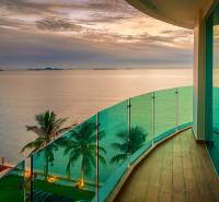 PARADISE OCEAN VIEW PATTAYA - Výstavba bytov pri mori v Pattaye s výhľadom na oceán a palmy.