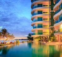 PARADISE OCEAN VIEW PATTAYA - Výstavba bytov v Pattayi pri tropickej zátoke s palmami a bazénom.