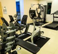 PARADISE OCEAN VIEW PATTAYA - Interiér telocvične s rôznorodým fitness zariadením vo výstavbe bytov.