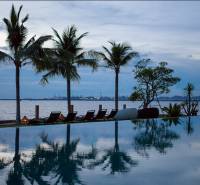 PARADISE OCEAN VIEW PATTAYA - Panoráma mora a bazéna v Pattayi v rámci výstavby bytov s palmami.
