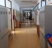 Kancelárske a obchodné priestory pri OC AUPARK - Dlhá chodba v kanceláriách s uzamykateľnými skrinkami a recyklačnými košmi.