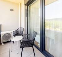 Krásny, elegantný 2i byt 52m2, lodžia, A/C, parking, BORY NA HRÁDZI - Balkón s dvoma kreslami a stolíkom v 2-izbovom byte, výhľad na okolie.