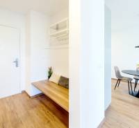 Krásny, elegantný 2i byt 52m2, lodžia, A/C, parking, BORY NA HRÁDZI - Predsieň a jedálenský kút s oválnym stolom v 2-izbovom byte.