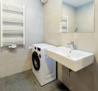 Krásny, elegantný 2i byt 52m2, lodžia, A/C, parking, BORY NA HRÁDZI - Kúpeľňa s práčkou, umývadlom a zrkadlom v 2-izbovom byte.
