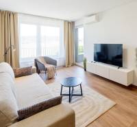 Krásny, elegantný 2i byt 52m2, lodžia, A/C, parking, BORY NA HRÁDZI - Obývacia izba v 2-izbovom byte s pohodlnou sedačkou, televíziou a balkónom.