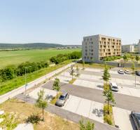 Krásny, elegantný 2i byt 52m2, lodžia, A/C, parking, BORY NA HRÁDZI - Výhľad na zeleň a parkovisko v Bratislave - Devínskej Novej Vsi, ulica Mateja Encingera.