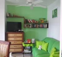 Štýlový 2 izb. apartmán pri bazéne Dominikanska Republika - Obývacia izba na Avenida Wayne Fuller, svetlozelený gauč v 2-izbovom byte s dekoráciou.
