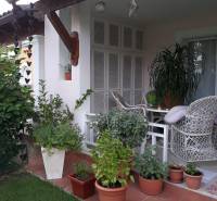 Štýlový 2 izb. apartmán pri bazéne Dominikanska Republika - Malá terasa s kreslami, kvetmi a dekoráciami, vedľa 2-izbový byt na ulici Avenida Wayne Fuller.