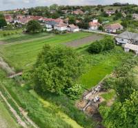 Dulovce - RODINNÝ DOM so 700 m2 POZEMKOM - Rodinné domy v Dulovciach obklopené zeleňou, záhradami a poľami.