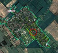 Dulovce - RODINNÝ DOM so 700 m2 POZEMKOM - Letecká mapa obce Dulovce, zvýraznený pozemok s okolitými ulicami a poľami.