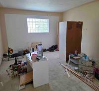 Dulovce - RODINNÝ DOM so 700 m2 POZEMKOM - Neporiadok v miestnosti s nábytkom, kancelárskou stoličkou a kávovým stolíkom v rodinnom dome.