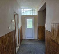 Dulovce - RODINNÝ DOM so 700 m2 POZEMKOM - Chodba so svetlíkom a dverami v rodinnom dome.
