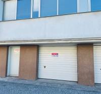 (16 m²) GARÁŽ NA PRENÁJOM V CENTRE - Garáže na Štefánikovom námestí v Spišskej Novej Vsi s ponukou prenájmu.