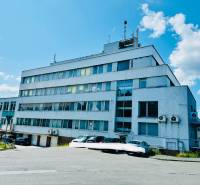 (16 m²) GARÁŽ NA PRENÁJOM V CENTRE - Budova s viacerými podlažiami a autami na Štefánikovom námestí, Spišská Nová Ves, garáže.