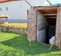 Na predaj stavebný pozemok 3655 m2 Zemianske Sady okr. Galanta  - Studňa a pivnica pri rodinnom dome na ulici Zemianska, Zemianske Sady.
