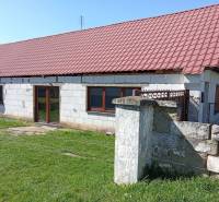 Na predaj stavebný pozemok 3655 m2 Zemianske Sady okr. Galanta  - Rodinný dom na Zemianskej ulici v Zemianskych Sadoch s červenou plechovou strechou.