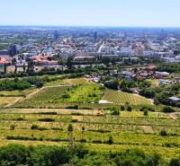 NA PREDAJ pozemky Vinohrady, BA III - Ahoj Briežky - Vinice v Bratislave - Ahoj s panoramatickým výhľadom na mesto.