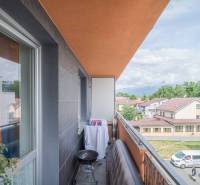 Rezervované: Na predaj pekný 2-izbový byt Poprad-Veľká - Parkovanie pred bytovým domom v Poprade, 3-izbové byty s balkónmi a garážou.