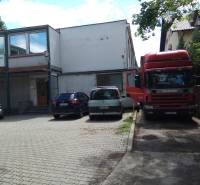 Administratívno-skladová budova Bratislava - Trnávka - Parkovisko pri výrobných priestoroch na Beckovskej ulici v Bratislave - Ružinove.