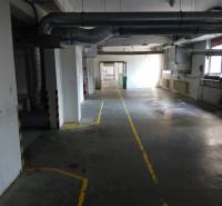 Administratívno-skladová budova Bratislava - Trnávka - Priemyselná hala s ventilačnými rúrami a značením podlahy vo výrobných priestoroch.