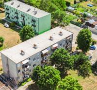 NA PREDAJ ZREKONŠ. 2-IZBOVÝ BYT S BALKÓNOM, GABČÍKOVO - Letecký pohľad na bytové domy a zeleň v Gabčíkove, vhodné pre 2-izbový byt.