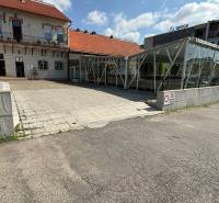 ODSTÚPENIE REŠTAURÁCIE v Nitre - Priestranná terasa pred budovou s gastro priestory, krytie sklenenou konštrukciou, ideálna na relax.