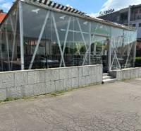 ODSTÚPENIE REŠTAURÁCIE v Nitre - Reštaurácia so sklenenou terasou ponúka príjemné gastro priestory pri hlavnej ulici.