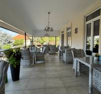 NA PREDAJ hotel s reštauráciou - Veranda s pohodlným ratanovým nábytkom, hotely a penzióny, výhľad na zeleň a strechy.