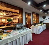 NA PREDAJ hotel s reštauráciou - Bufetový stôl s bohatou ponukou jedla a nápojov, hotely a penzióny.