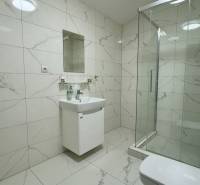 NA PREDAJ hotel s reštauráciou - Kúpeľňa so sprchovým kútom, umývadlom a toaletou. Vhodné pre hotely a penzióny.