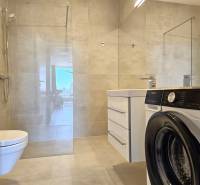 PRENÁJOM- 1i byt, klima, parking, loggia,Olivia Residence, Rožňavska - Kúpeľňa v 1-izbovom byte s vaňou, práčkou a toaletou, svetlé dlaždice.