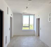 PRENÁJOM- 1i byt, klima, parking, loggia,Olivia Residence, Rožňavska - Chodba s výťahom a veľkým oknom v 1-izbovom byte.
