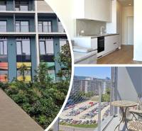 PRENÁJOM- 1i byt, klima, parking, loggia,Olivia Residence, Rožňavska - Vstupná hala budovy na Kolářskej ulici, interiér a balkón 1-izbového bytu.
