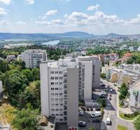 BÝVANIE NA HRADOM KOPCI - 3i byt, 90 m2 s balkónom, SVETLÁ ulica - Výhľad na obytné budovy so zeleňou v mestskej časti Bratislava - Staré Mesto.