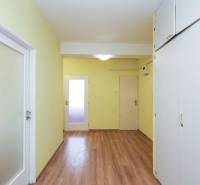 BÝVANIE NA HRADOM KOPCI - 3i byt, 90 m2 s balkónom, SVETLÁ ulica - Chodba v 3-izbovom byte s drevenou podlahou a úložnými skriňami.