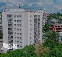 BÝVANIE NA HRADOM KOPCI - 3i byt, 90 m2 s balkónom, SVETLÁ ulica - Výšková budova obklopená zeleňou v ulici Svetlá, Bratislava - Staré Mesto.