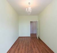 BÝVANIE NA HRADOM KOPCI - 3i byt, 90 m2 s balkónom, SVETLÁ ulica - Izba v 3-izbovom byte s drevenou podlahou a stropným lustrom.