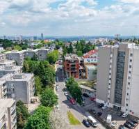 BÝVANIE NA HRADOM KOPCI - 3i byt, 90 m2 s balkónom, SVETLÁ ulica - Pohľad na ulicu Svetlá v Bratislave s obytnými budovami a zeleňou.